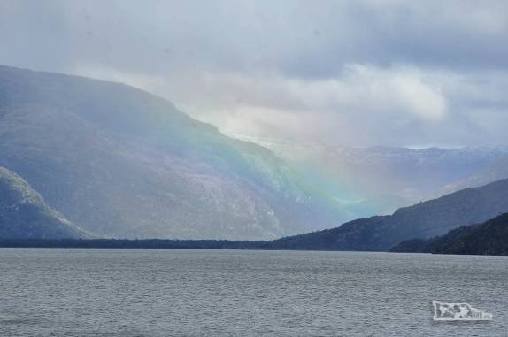 Na travessia de balsa, o arcoíris aponta a direção de Villa O'Higgins, no final da Carretera Austral, no sul do Chile